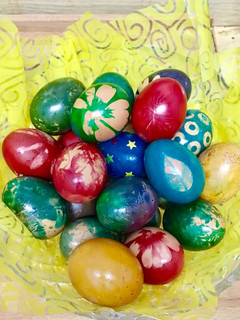 Una foto de Huevos de Pascua decorados de colores 🐣