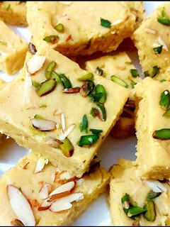 बेसन की बर्फी (besan ki barfi recipe in Hindi) रेसिपी मुख्य फोटो