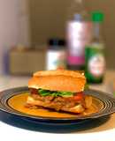 Sándwich de pollo con salsa de tomates y queso