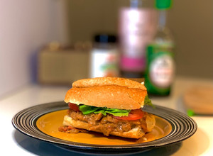 Una foto de Sándwich de pollo con salsa de tomates y queso