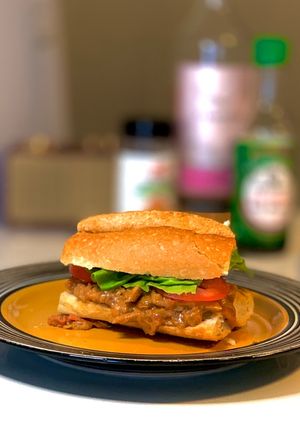 Una foto de Sándwich de pollo con salsa de tomates y queso