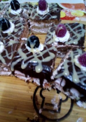 O poză a rețetei Prăjitură cu ganache de ciocolată și fructe de pădure.