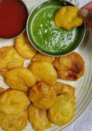 आलू के पकौड़े (aloo ke pakode recipe in Hindi) रेसिपी मुख्य फोटो
