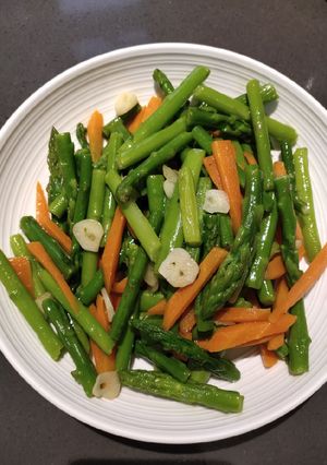 A picture of Vegetarian Asparagus and Carrots.