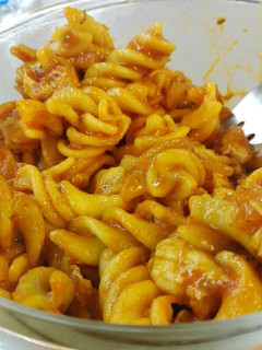 Una foto de Tupper de pasta con pollo a las finas hierbas