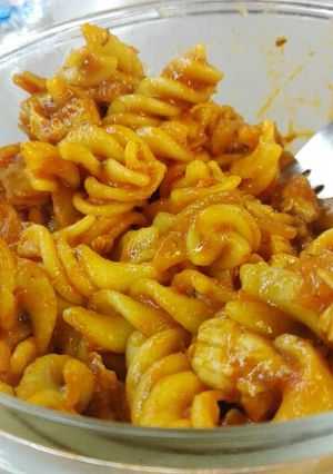 Una foto de Tupper de pasta con pollo a las finas hierbas