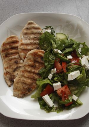 Grillezett csirke salátával és krémfehér sajttal recept fotója
