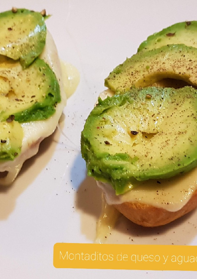 Una foto de Montaditos de queso fundido y aguacate