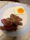 Tagliata di scottona al caffè con uova
