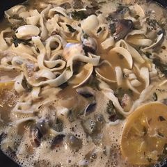 A picture of 450. California Farm Whole Clam Wine Sauce Dinner.