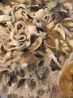 A picture of 450. California Farm Whole Clam Wine Sauce Dinner.