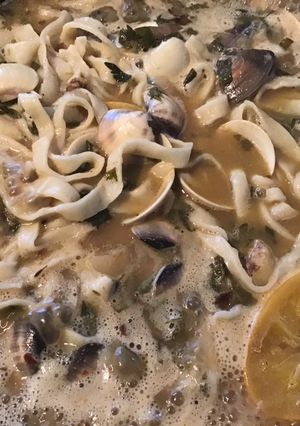 A picture of 450. California Farm Whole Clam Wine Sauce Dinner.