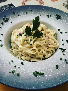 Una foto de Tallarines con falsa carbonara y bacon