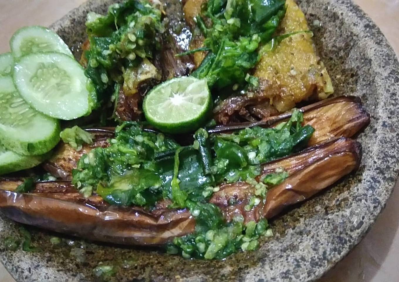 Bebek penyet sambel ijo
