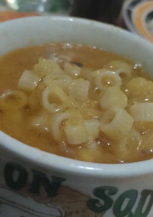 Una foto de Sopa vegana de zapallo y dedalitos