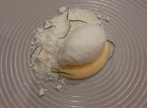 Zdjęcie przepisu Lemon curd, lody cytrynowe, beza cytrynowa.