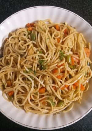 A picture of Chinese noodles.
