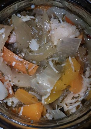 Una foto de Escabeche de verduras y pollo