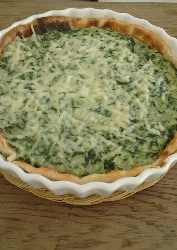 Una foto de Tarta de espinaca y salsa blanca