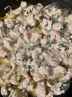 Una foto de Pollo con yogurt griego y cilantro