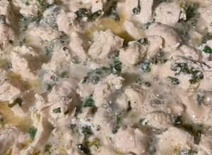 Una foto de Pollo con yogurt griego y cilantro