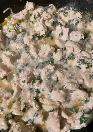 Una foto de Pollo con yogurt griego y cilantro
