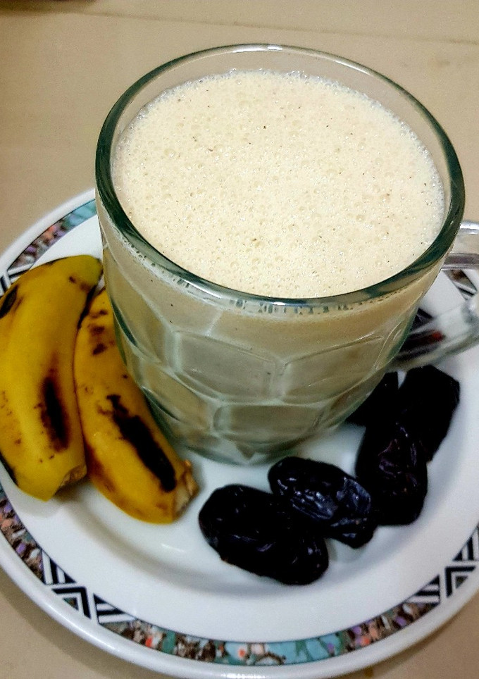 A picture of Dates & banana shake.