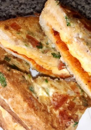 चीज़ आमलेट सैंडविच (Cheese omelette sandwich recipe in hindi) रेसिपी मुख्य फोटो