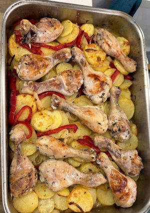 Una foto de Jamoncitos de pollo al horno con patatas