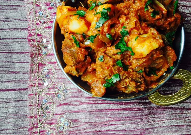 How to Make Recipe of Meat Curry with Cumin flavoured potatoes