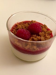 Une photo de Panna cotta coulis de framboise spéculoos