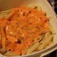 Macarrones con salsa de tomate y queso crema
