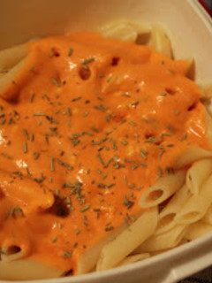 Una foto de Macarrones con salsa de tomate y queso crema