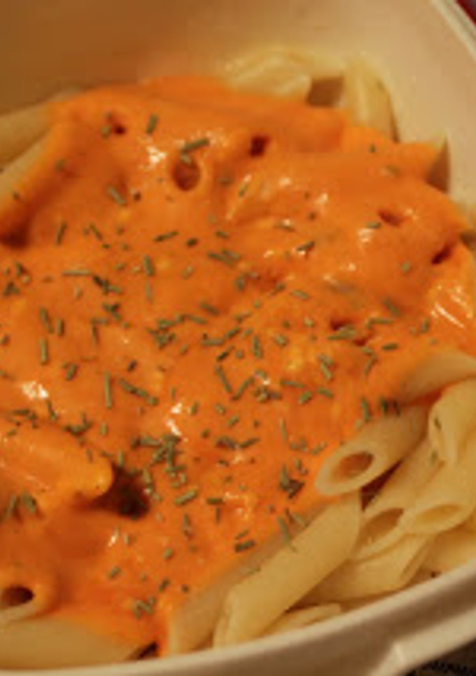 Una foto de Macarrones con salsa de tomate y queso crema