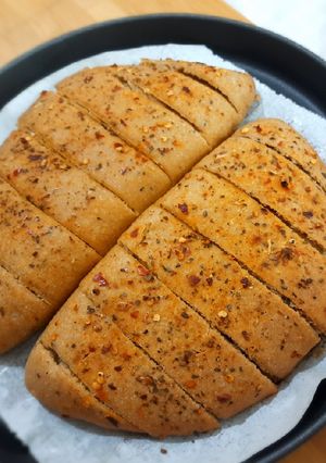 आटा गार्लिक ब्रेड (विदाउट यीस्ट और अवन)(atta garlic bread without yeast and oven recipe in hindi) रेसिपी मुख्य फोटो