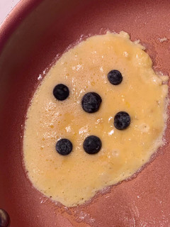A picture of 2+ ingredient banana pancakes.