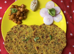 A picture of Missi roti.