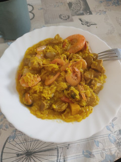 Una foto de Arroz con mariscos y carne (paella)