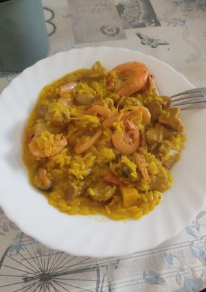 Una foto de Arroz con mariscos y carne (paella)