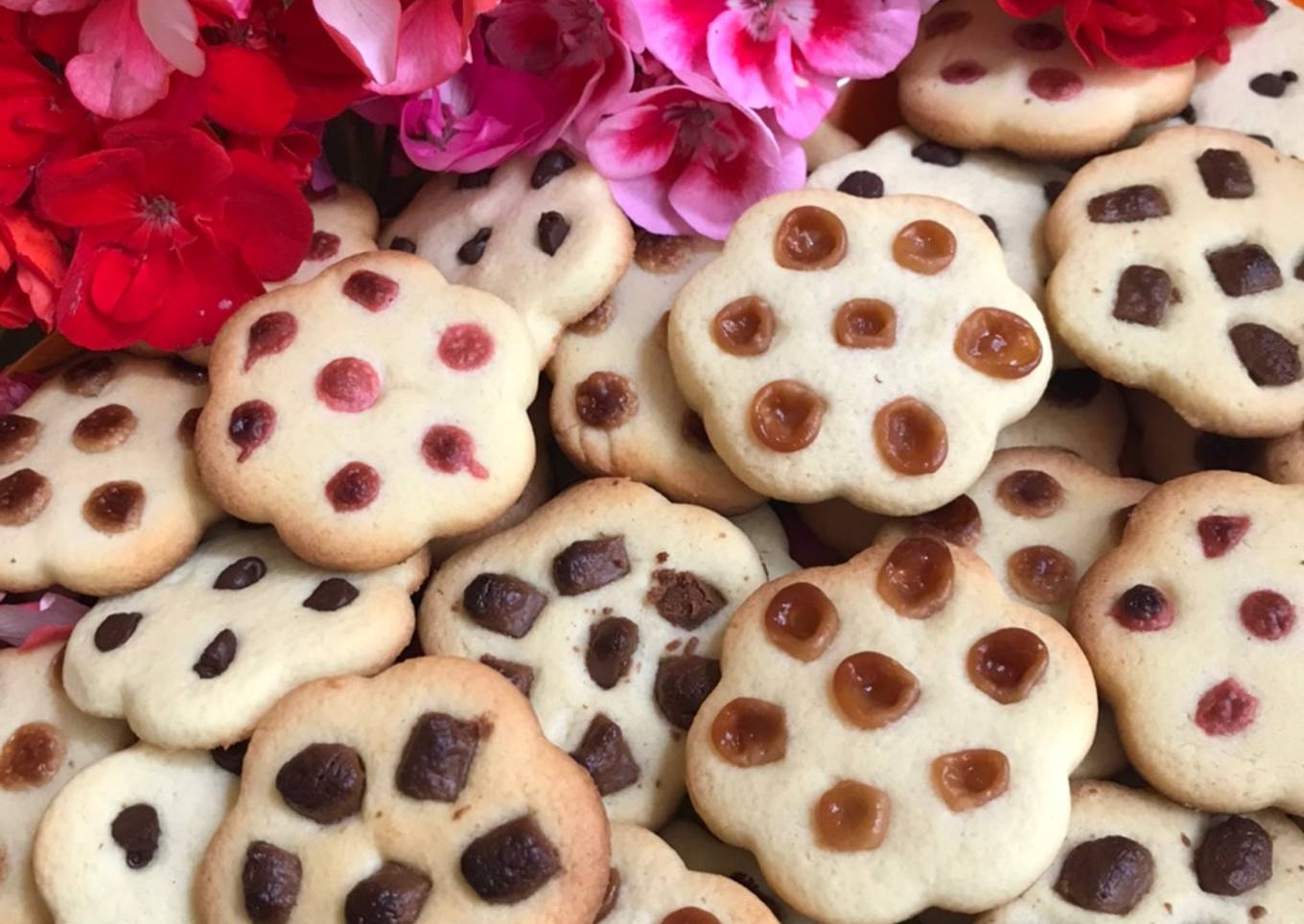 Fleurs sablées aux pépites de chocolat