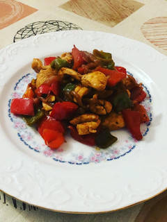 Una foto de Verdura salteada con pollo