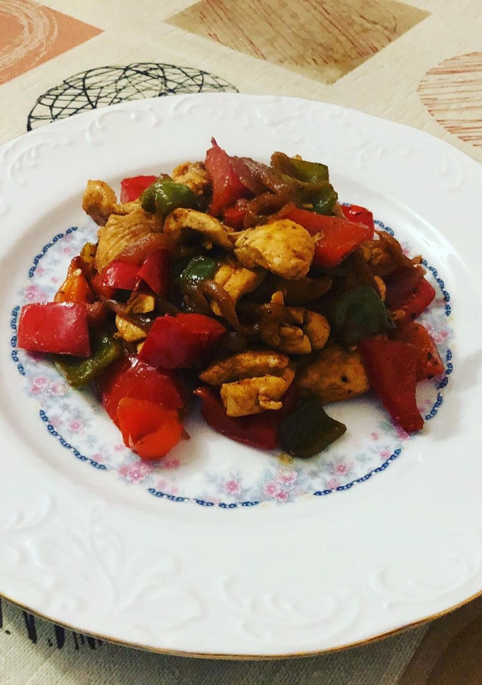 Una foto de Verdura salteada con pollo