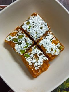 बेसन की बर्फी (besan ki barfi recipe in Hindi) रेसिपी मुख्य फोटो