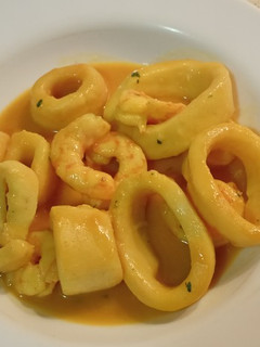 Una foto de Calamares en salsa de langostinos en Monsieur Cuisine