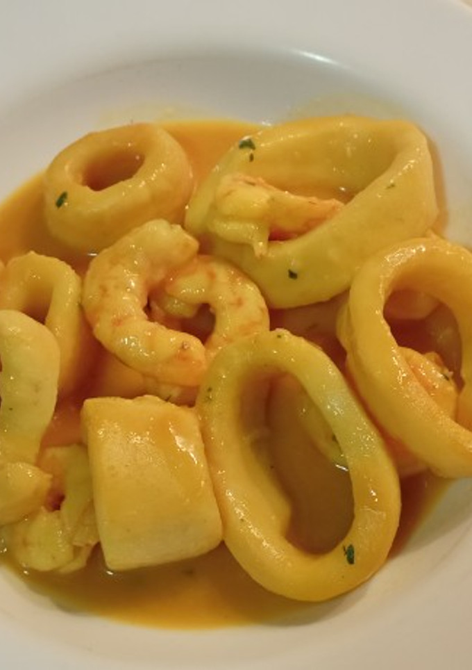 Una foto de Calamares en salsa de langostinos en Monsieur Cuisine