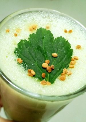 A picture of Chinese Herbs Green Smoothie with White Mugwort, Spinach, and Snow Lotus Root.