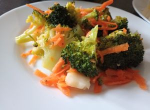 Una foto de Ensalada de brócoli y zanahoria
