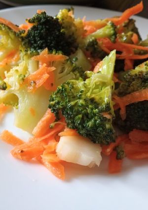 Una foto de Ensalada de brócoli y zanahoria