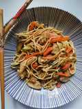 Noodles con pollo e verdure