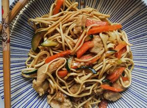 Foto di Noodles con pollo e verdure
